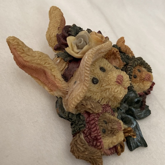 Vintage Boyds Bearwear Brooch - Mother Hare and Two Babies in Easter Hats - Picture 14 of 16